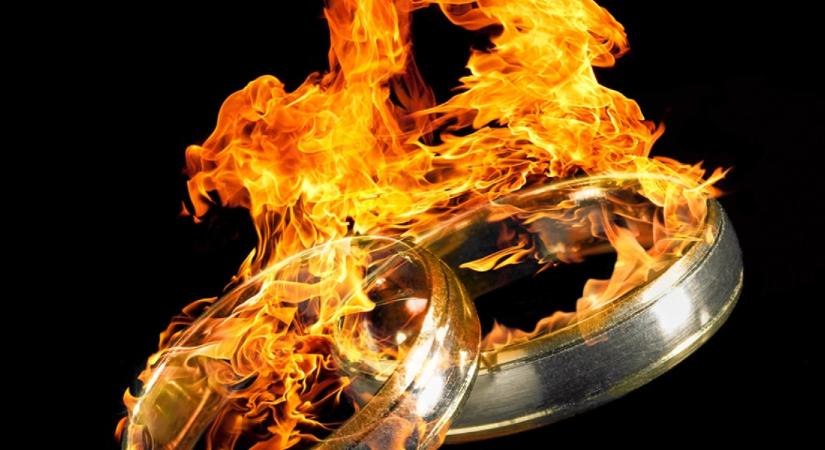 Túl forróra sikeredett a hangulat az esküvőn, az ifjú pár a vendégek szeme láttára gyújtotta fel magát - Videó