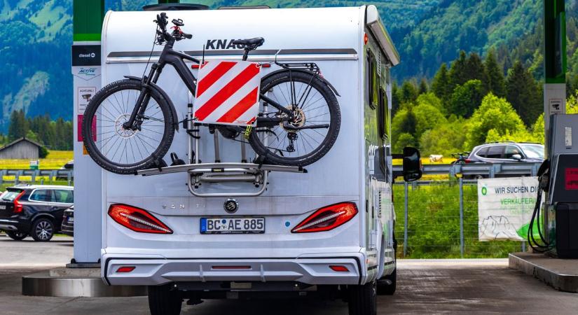 Ennyi volt, levette a kezét az üzemanyagárakról az állam, tejhatalmat kaptak a benzinkutak – naponta jöhet emelés