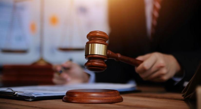 Több tízmilliós pénzmosási hálózat bukott le: 11 ember állt a bíróság elé Kecskeméten