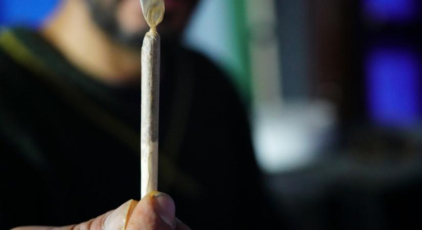 Kábítószer birtoklása és súlyos testi sértés miatt emelt vádat egy férfi ellen a Szombathelyi ügyészség