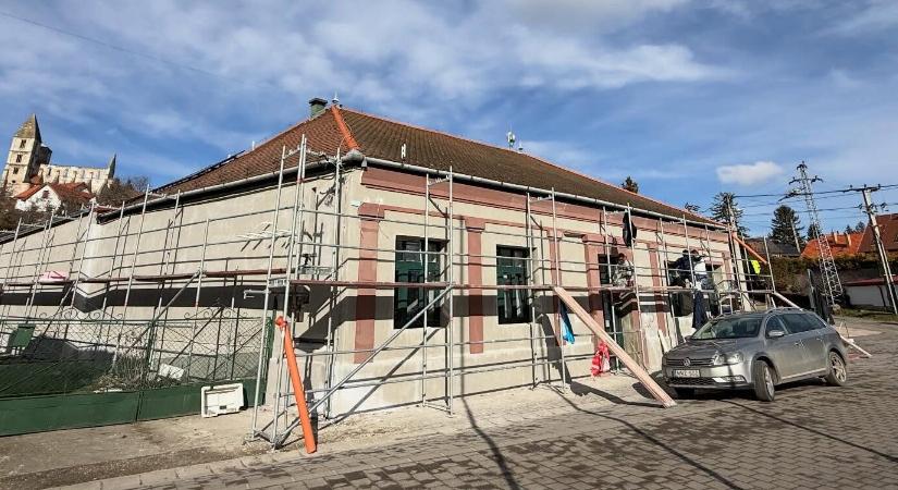 Lefoglalták a zsámbéki önkormányzat autóit, mert nem fizetnek ki egy vállalkozót