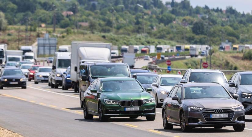 Lassulásra és torlódásra kell számítaniuk a sofőröknek, akadozik a forgalom az M1-esen