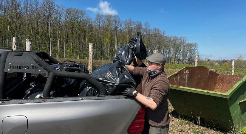 Csurig telt a konténer: tavaszi nagytakarítás a kaposvári Zaranyi erdőben