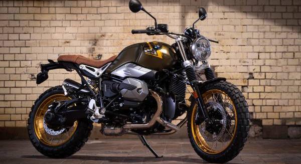 Tom Cruise motorra pattant, Magyarországon száguldozik