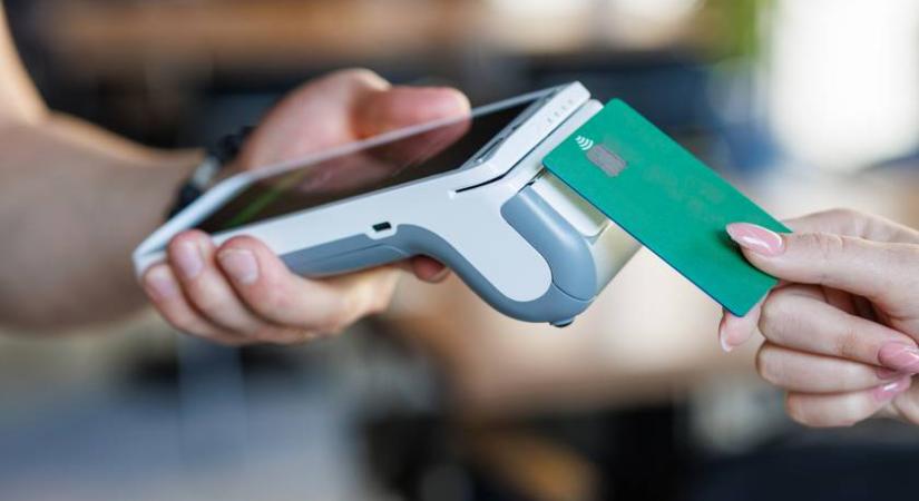 Országos leállás jön a legnagyobb magyar banknál: másfél óráig nem fognak működni a bankkártyák