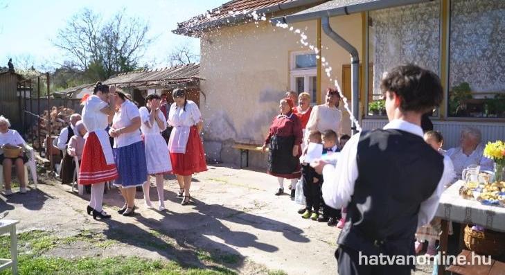 Hagyományőrző húsvétolás Szűcsiben 