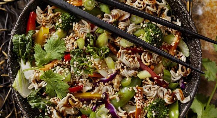 Ázsiai tésztasaláta roppanós zöldségekkel: frissítő, ízbomba recept