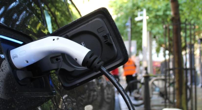 Egekbe szökő benzinárak miatt rekordot döntött az európai villanyautó-eladás