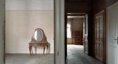 Az átalakítás előtt jutottunk be egy polgári lakásba, ahol még az eredeti fatüzelésű vízmelegítő is megvan