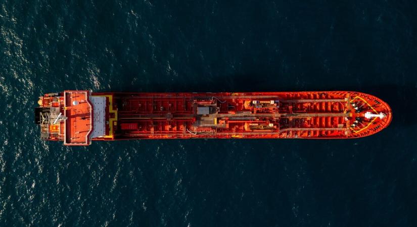 Rejtélyes támadás ért egy teherhajót az Ománi-öbölben – szivárognak a részletek