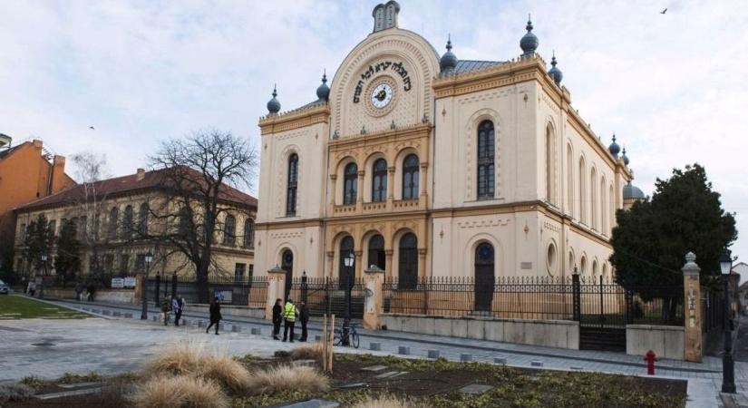 Jubileumi kiállítás nyílik Pécsen: Valkó László művei kis méretben