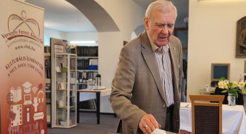 Adományátadás a Verseghy Ferenc Könyvtárban