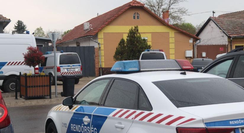 „Csorgó nyállal álltak az utcán” – drogkereső kutyával vonult ki a rendőrség a tiszaalpári házhoz  fotók