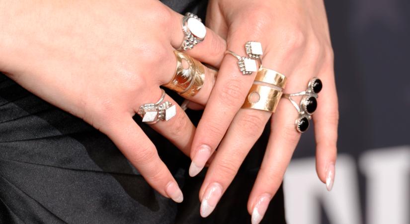 A francia szellem manikűr, ami mozdulat közben a leglátványosabb