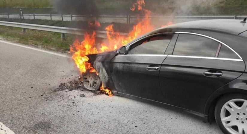 Kigyulladt autóhoz rohantak a tűzoltók – szétolvadt a sokmilliós jármű