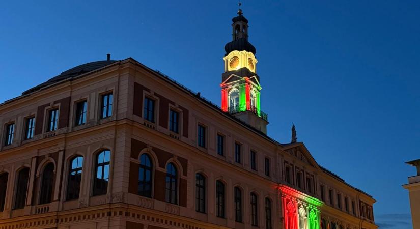Ünnepel a lett főváros is, magyar nemzeti színekkel világították ki Rigában a városháza épületét
