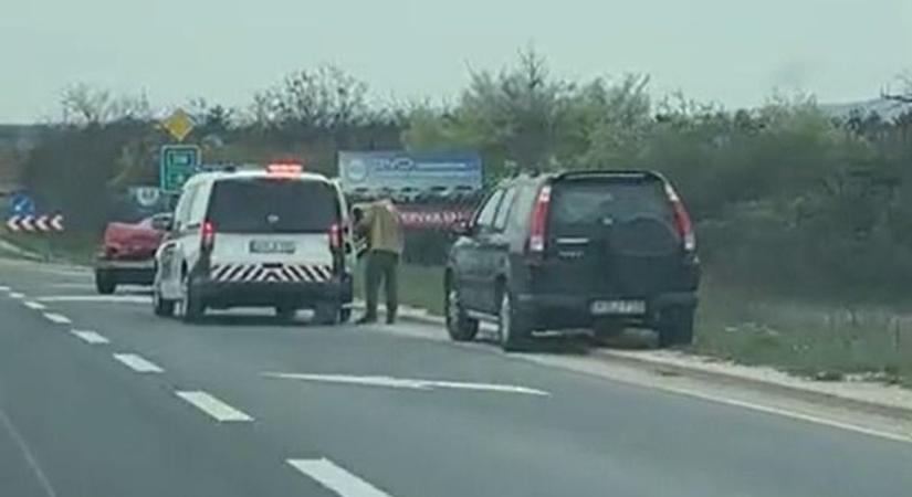 Szalagkorlátnak csapódott egy autó a 8-as főúton (helyszíni videó)