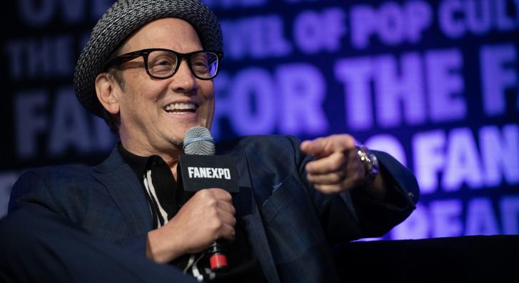 Rob Schneider izompólóban villantotta meg a bicepszét, alaposan kigyúrta magát