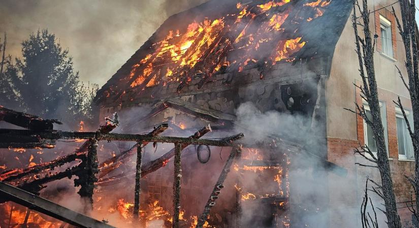 Hatalmas tűz és füst Józsán, egy hónapos babával menekültek a lángok elől – még a babakocsi is bennégett – fotókkal