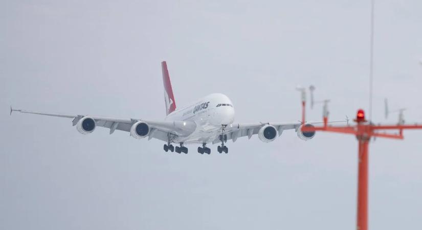 Rejtélyes haláleset több ezer méter magasban: 17 órás repülőúton hunyt el egy nő