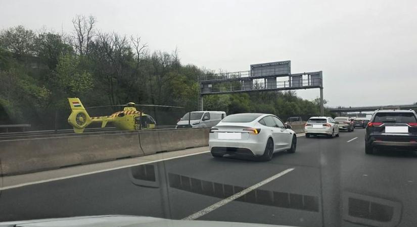 M7-es horrorbaleset: rendőr ugrott a roncsok közé, így mentette meg a 7 éves kislány életét