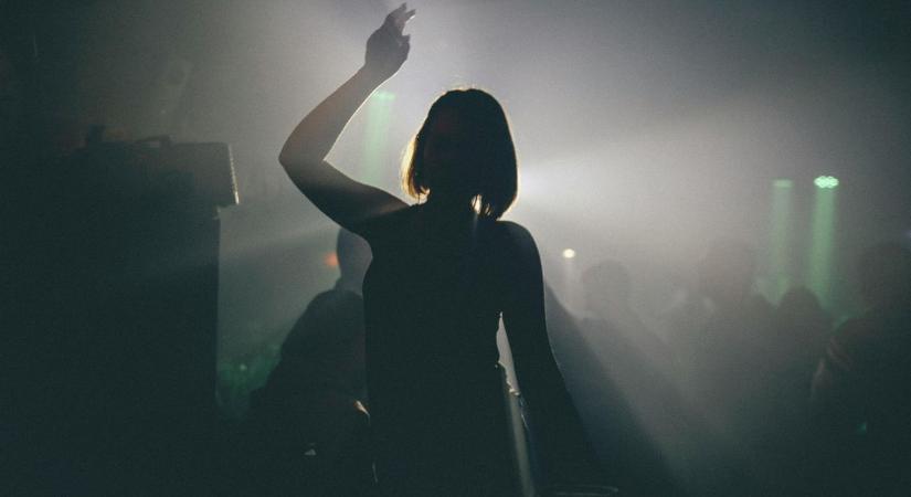 Balatonfüredi szórakozóhelyeken épített ki prostitúciós hálózatokat egy 76 éves férfi