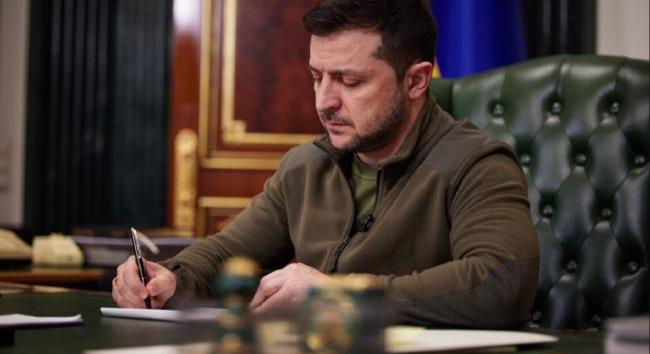 Zelenszkij aláírta a törvényt a hadiadó meghosszabbításáról a háború után három évre