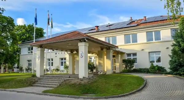 Bukhat a piliscsabai jegyző: Trágár stílusban gyalázta Magyar Pétert a választás után