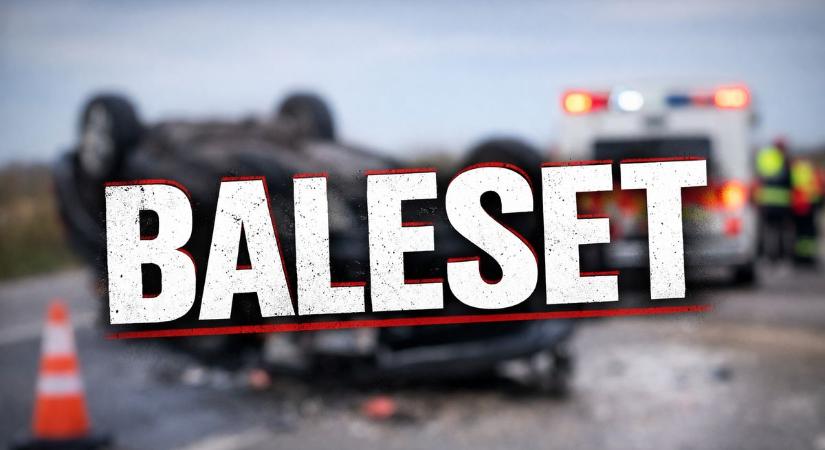 Baleset: drámai ütközés Tiszabercel közelében, tetejére borult egy jármű