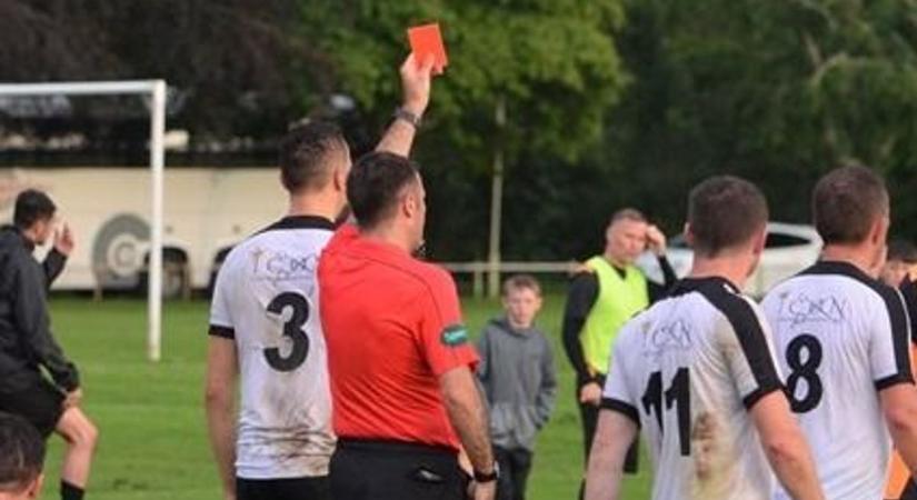 Meglökte a játékvezetőt, egy évig nem futballozhat a kimlei játékos