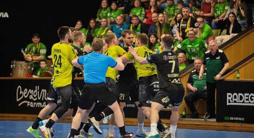 Elszabadult a pokol: brutális verekedés a kézimeccsen, szurkolói pofon is elcsattant – videó