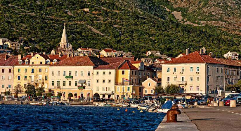 Évtizedekig a helyiek sem sejtették, mi lapul a közkedvelt kikötőnél: hamarosan turisták tömegei rohamozhatják meg a rejtett bunkert