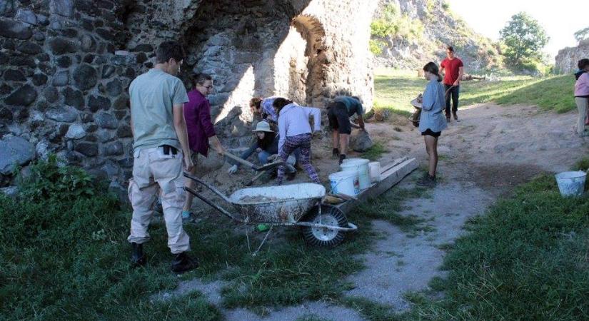 Gyűjtés indult Csábrág vára, az ELTE régészhallgatóinak egyik kedvenc tanásatási helyszíne javára