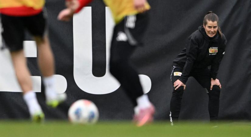 „Kínos, ami történik” – azért támadják Schäferék új vezetőedzőjét, mert nő