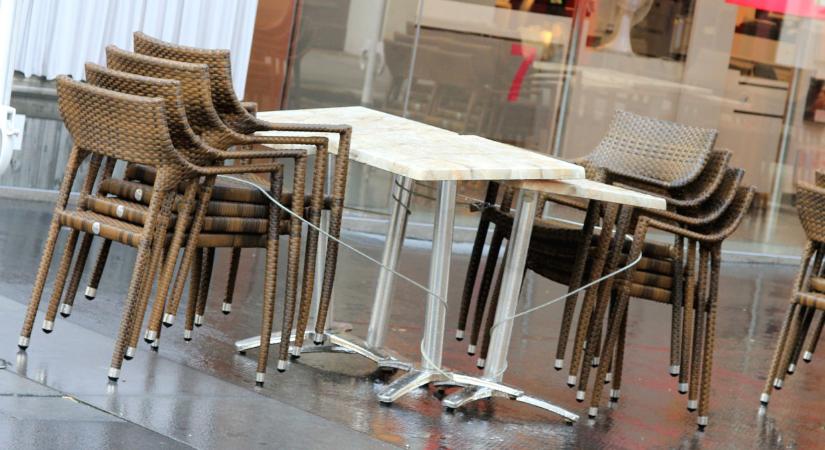 Véget ér egy korszak, bezár a kultikus kávézó: a csészétől a bútorokig mindent eladnak emlékbe