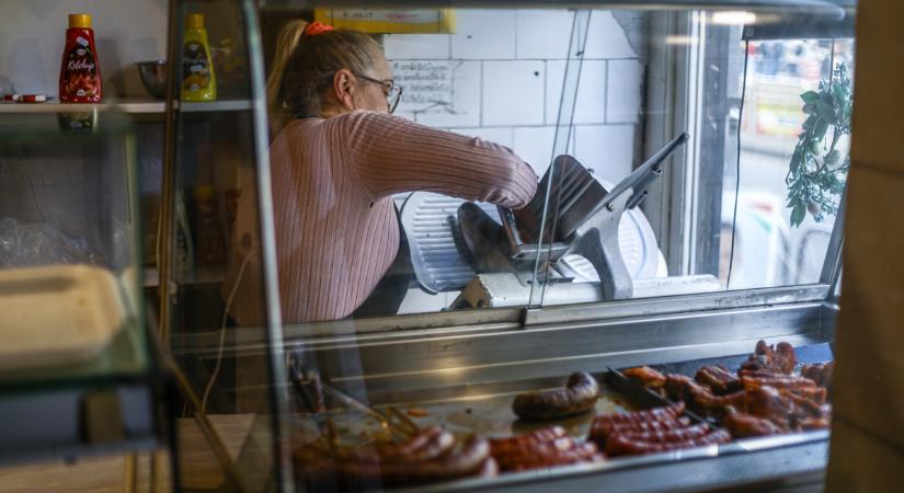 Csaknem 60 éve vásárol ennél a budai hentesnél István – még a külföldiek körében is híre ment az üzletnek