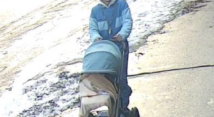 Babakocsit lopott egy miskolci társasházból