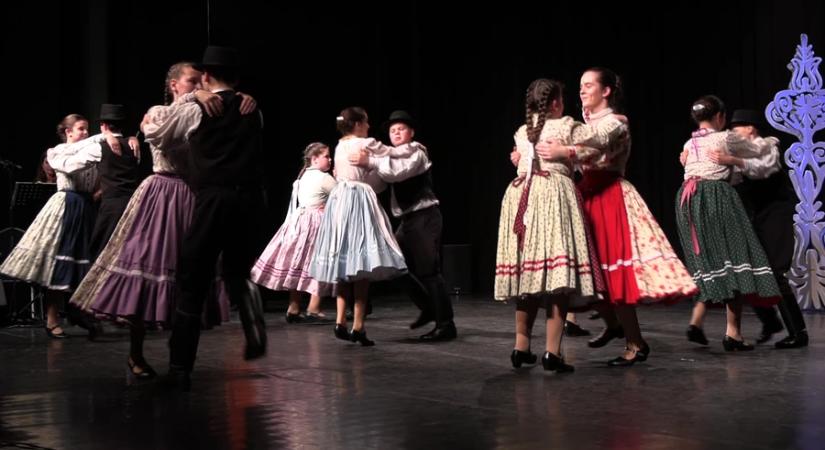 Néptáncgenerációk – közös műsorban léptek színpadra a tehetségek