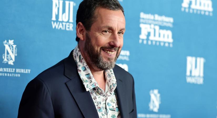 Különleges pillanat: Adam Sandler lányaival és feleségével együtt, a vörös szőnyegen
