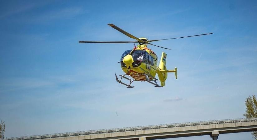 Mentőhelikopter is érkezett az ózdi tűzhöz