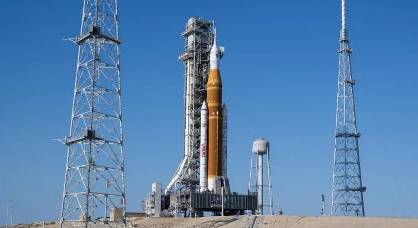 Történelmi küldetés ért véget: 54 év után tértek vissza a Hold közeléből az űrhajósok