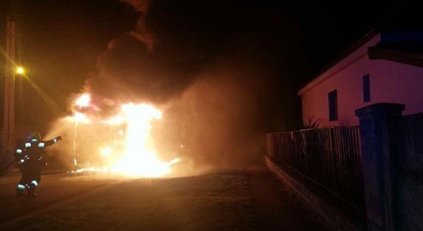 Helyszíni fotók: hatalmas lángokkal égett egy busz Celldömölkön
