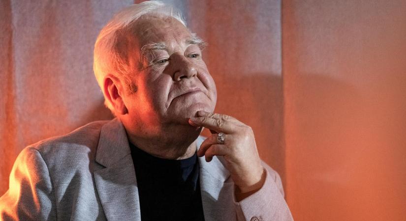 Gálvölgyi János Orbán Viktornak: A csatár, aki folyton mellé lő, annak joggal kiabálják be kintről, hogy gyere már le, ha ennyit tudsz…!