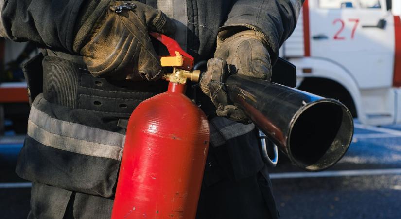 "Rossz vége lesz ennek" - állandóan lángra lobban egy épület Csepelen: dermesztő ok áll a háttérben