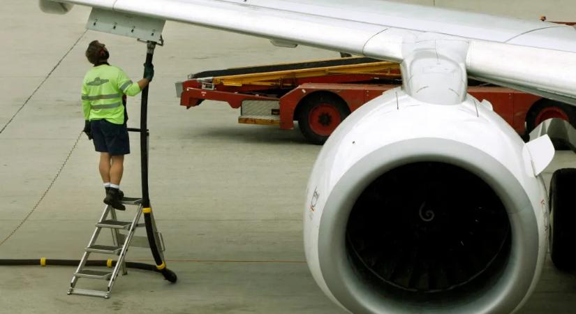 Az iráni háború miatt akadozik az üzemanyag-ellátás, a légitársaságok az EU beavatkozását sürgetik