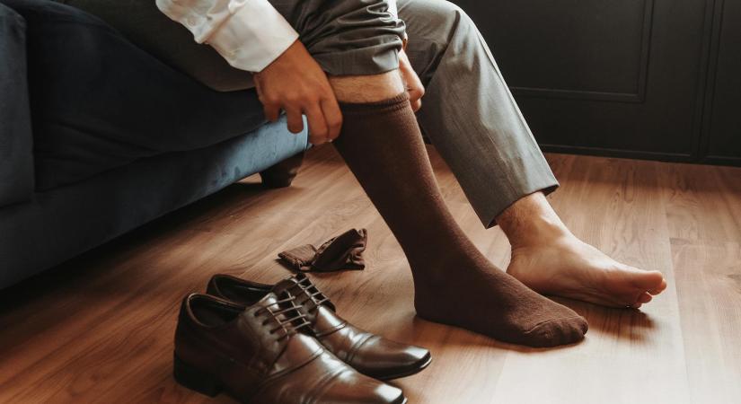 Zoknietikett: mikor választhatunk színeset és mikor kötelező a sötét?