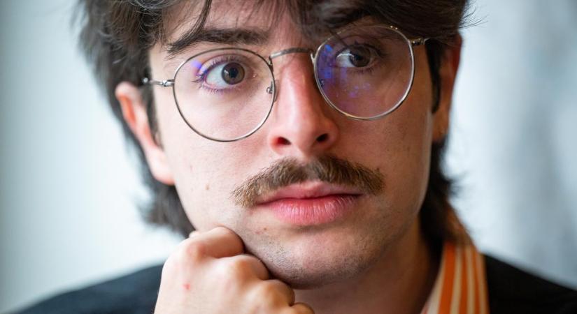 Széthulló NER-ről és menekülő strómanokról írt dalt Fekete Giorgio