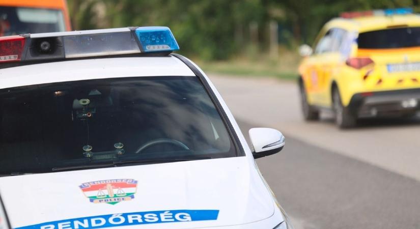 Teljes útzár Hosszúhetény és Zobákpuszta között: kamion és személyautó ütközött, tűzoltók mentették ki a sofőrt