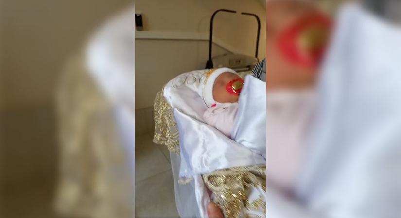 Arany cumival, zeneszóra hozta ki a csecsemőt a családja a kaposvári kórházból - VIDEÓ