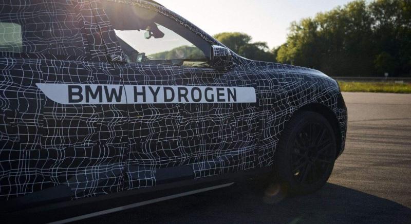 Új korszakot nyithat a BMW: egy tankolással 750 kilométert ígér a hidrogénes X5